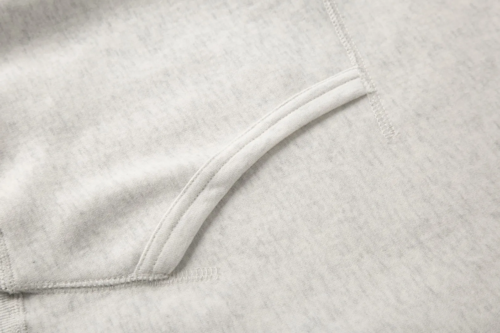 P240 White background picture [Evergreen for all seasons] Style number: 25003# Color: off-white/light pink/light blue/oatmeal gray/light floral gray/dark floral gray/red/brown/black and red label/black and white label/saffron label/hidden white label Size: S to 370g double-sided cotton heavyweight fabric✅ - Original same 7.5CM widened thread processing✅ - Front collar patchwork triangle block, four-needle six-thread topstitch design✅ - RL four-season classic style, loose fit, easy for both men and women to control, simple and clean, versatile, no mistakes, exposed topstitching, patchwork triangle, 1.3cm retro primary color hook drawstring, full of details